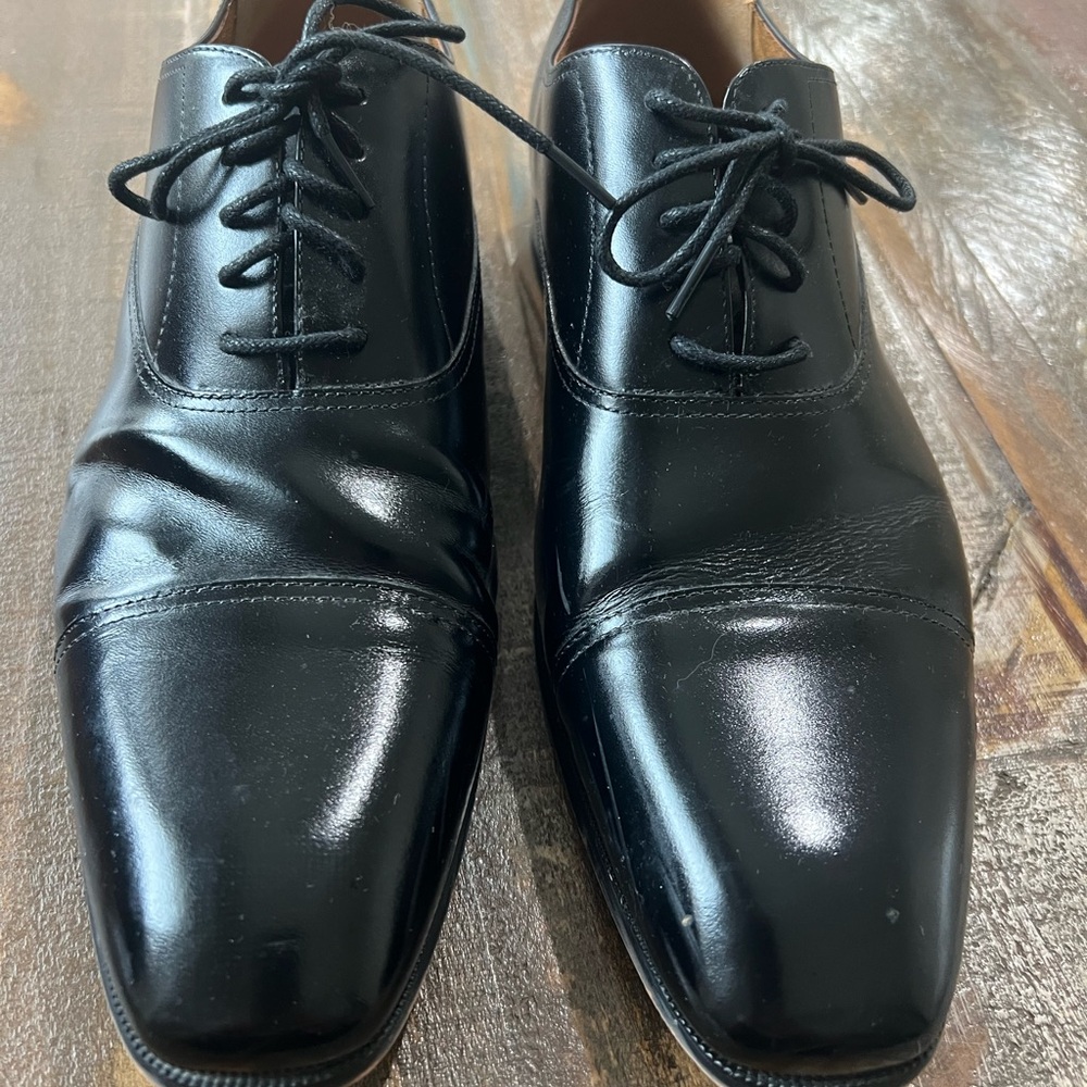 Florsheim Black Oxford Shoes with Cap Toe Design and Polished Leather